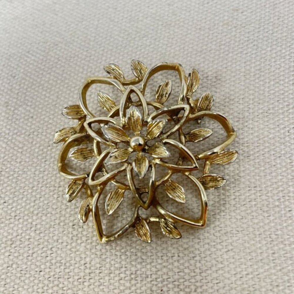 Vintage Sarah Coventry Floral Filigree Brooch Petal-Lure‎ 3D Feminine Gold-Tone